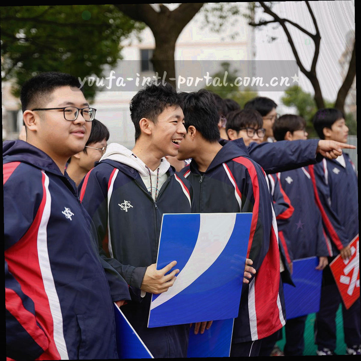 深墨蓝底色上以极细线条划分成三段的抽象刻度图形